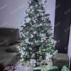 Umělý vánoční stromek Jedle Kavkazská 220cm je moderně vyzdoben bílými a růžovými ozdobami.