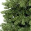 Detailní fotka 3D jehličí vánočního stromku 3D Borovic Himalájská. 3D jehličí věrně kopíruje borovicové jehličí. Uprostřed mezi 3D větvičkami je klasické PVC jehličí.