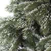 Detailní fotka větviček umělého vánočního stromku 3D Borovice Himalájská Zasněžená. Větvičky jsou pokryty jemnou vrstvou umělého sněhu, který působí velmi autentickým dojmem. Sníh pokrývá 3D větvičky borovice.