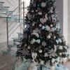 Umělý vánoční stromek 3D Borovice Himálajská Zasněžená 240cm je ozdoben bílými a modrými ozdobami.
