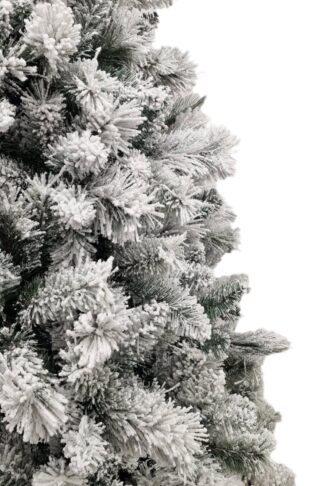 Umělý vánoční stromek Borovice Bíla Úzka. Strom má hustě zasněžené větve.