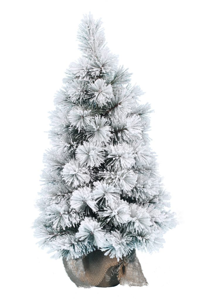 Na obrázku je malý, huňatý stromek cely pokrytý umělým sněhem. Stromek stoji na umělém podstavci zabaleném v pytlovině.