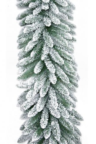 Klasická zelená girlanda pokrytá bílým umělým sněhem.