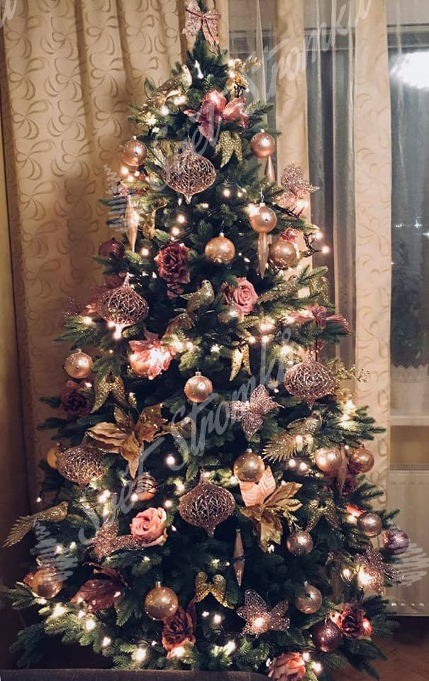 Ozdobený umělý vánoční stromek 3D Jedle Kanadská 180cm do měděně zlaté barvy.