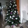 Ozdobený umělý vánoční stromek Borovice Přírodní do bílo fialové barvy .
