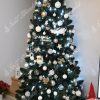 Ozdobený umělý vánoční stromek Borovice Přírodní 250cm do bílé barvy .