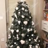 Do bíla ozdobený umělý vánoční stromek borovice střibrná .