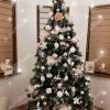 Ozdobený umelý vánoční stromek Borovice Střibrná s krystaly ledu 180cm do bílé barvy.