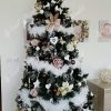 Ozdobený umělý vánoční stromek Borovice Stříbrná do bíle barvy .