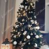 Ozdobený umělý vánoční stromek Jedle Kavkazská do bíle barvy.