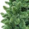 Detailní fotka vánočního stromku Borovice Přírodní z levé strany. Na obrázku se nachází velký počet zelených větviček.