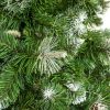 Detail větviček umělého vánočního stromku borovice Stříbrná. Zelené větvičky na koček zbarvené do běla. Uprostřed a na pravé straně obrázku se nachází stříbrný výčnělek.