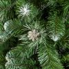 Detail větviček umělého vánočního stromku borovice Stříbrná. Zelené PVC větvičky na koncích zbarvené do běla. Uprostřed obrázku pěkná stříbrná borová šiška.