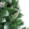Detailní fotka větviček umělého vánočního stromku. Větvičky mají špičatý tvar a jsou zbarveny do bílá.