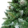 Detailní fotka větviček umělého vánočního stromku. Větvičky mají špičatý tvar a jsou zbarveny do bílá. Některé větvičky jsou pokryty imitací ledu.