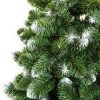Detailní fotka větviček umělého vánočního stromku Borovice Zasněžená. Konečky větviček jsou zbarveny do bílá a tak dodávají stromku zasněžený efekt.