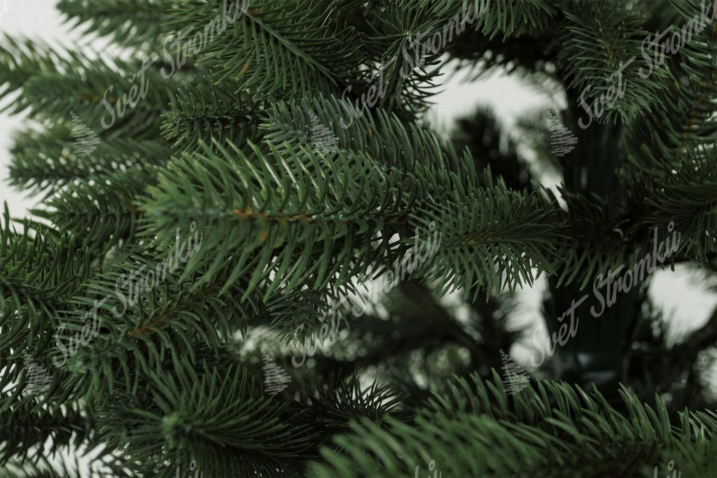 Detailní fotka větviček umělého vánočního stromku Jedle Kanadská.