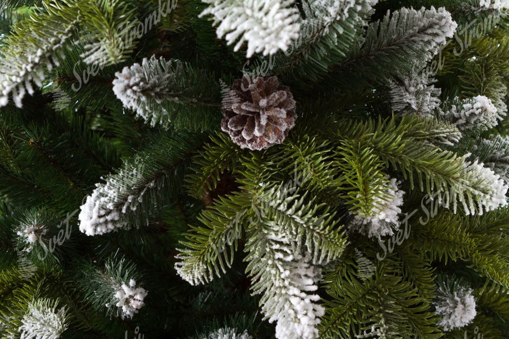 Detailní fotka zasněženého 3d jehličí umělého vánočního stromku 3D jedle Zasněžené
