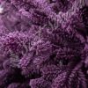 Detailní fotka purpurově zasněžených větviček umělého vánočního stromku 3D smrk Purpurový
