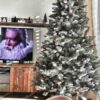Umělý vánoční stromek Smrk Křišťálový 180cm v obýváku v ratanovém koši
