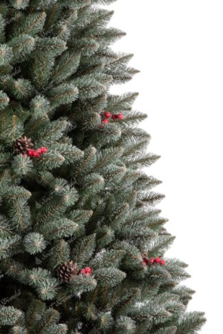 Umělý vánoční stromek Smrk Kristalovy. Stromek má lehce zasněžené větve, ozdobené šiškami a bobulemi cesmíny.