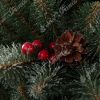 Detilní fotka větviček umělého vánočního stromku Smrk Křišťálový.