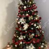 Krásně ozdobený vánoční 3D stromek červenými koulemi a bílými květy.