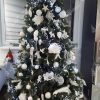 3D stromeček ozdobený bílými vánočními ozdobami