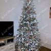 Ozdobený bílý vánoční stromeček 3D pudrovými a bílými ozdobami.