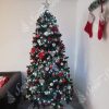 Ozdobený vánoční stromeček Borovice Přírodní 220cm červenými a stříbrnými ozdobami a koulemi.