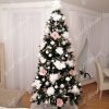 Ozdobený vánoční stromeček Borovice stříbrná s bílými květy a bílými koulemi. Doplněno narůžovělými růžemi.