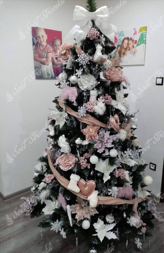 Ozdobený vánoční stromeček Borovice do bílá.