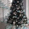 Zasněžený stromeček 3D ozdobený bílými vánočními ozdobami.