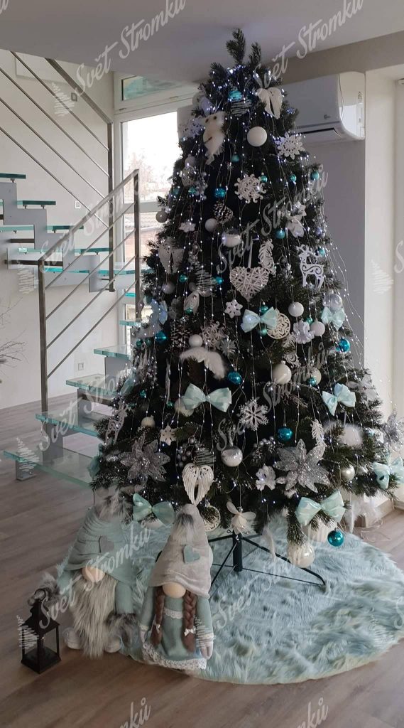 Zasněžený stromeček 3D ozdobený bílými vánočními ozdobami.