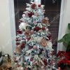 Ozdobený bílý vánoční stromeček do červeno stříbrných barev.