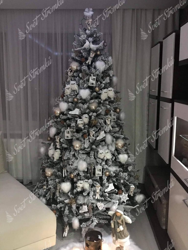 Ozdobený bílý vánoční stromeček Smrk Severský bílými ozdobami.