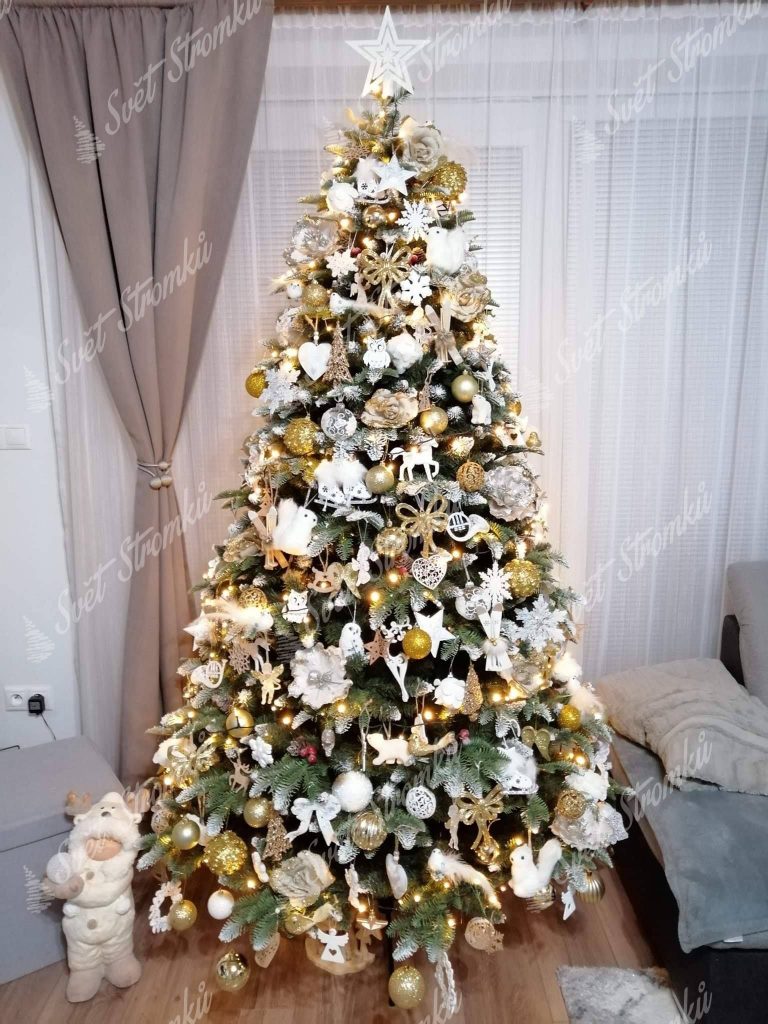 Krásně ozdobený zasněžený vánoční stromeček 3D s bílými vánočními ozdobami.