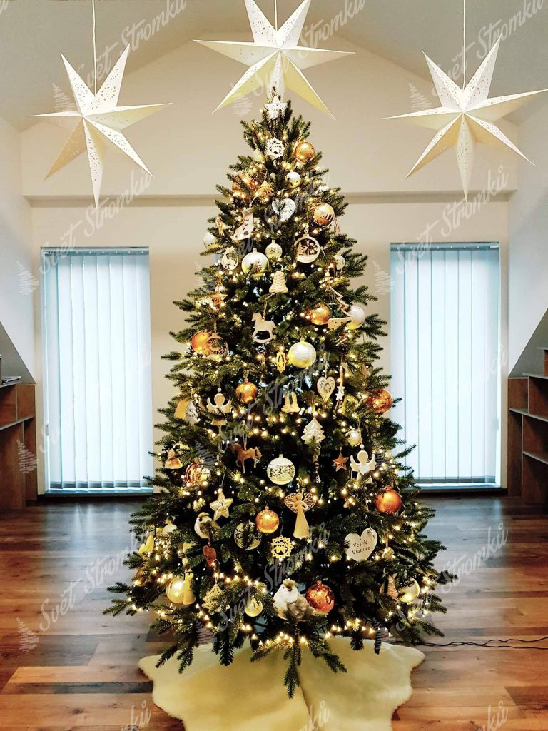 Ozdobený vánoční stromek 3D do zlata.