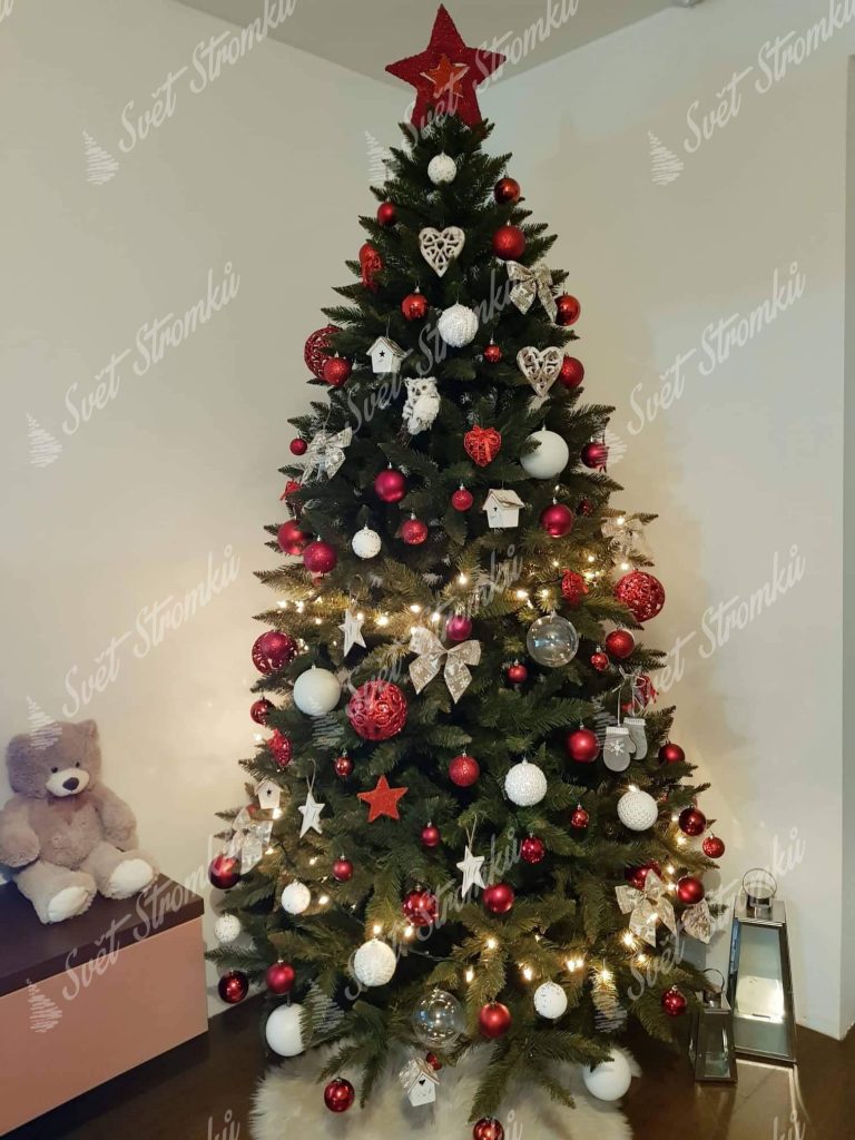 Ozdobený vánoční stromek 250 cm červenými a bílými ozdobami.