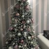 Ozdobený zasněžený vánoční stromek