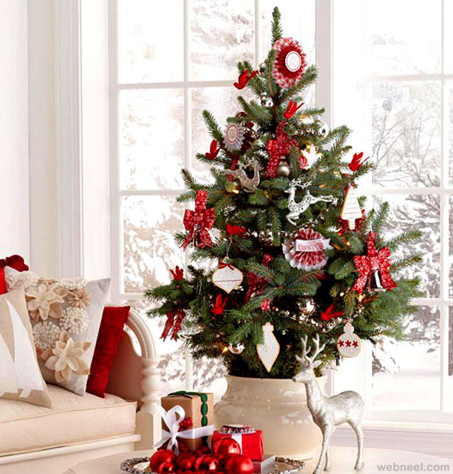 Živý vánoční stromek v květináči ozdobený červeno bílými ozdobami