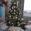 Umělý vánoční stromek 3D Smrk Exkluzivní 180cm LED je zdobený bílými a růžovými ozdobami