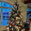 Umělý vánoční stromek 3D Smrk Exkluzivní 240cm je vkusně vyzdoben bílými a červenými dekoracemi.