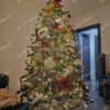 Umělý vánoční stromek 3D Smrk Exkluzivní 240cm je vkusně zdoben bílými, zlatými a červenými ozdobami.