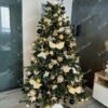 Umělý vánoční stromek 3D Smrk Horský 180cm je moderně zdobený zlatými, černými a bílými ozdobami.