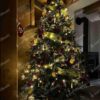 Umělý vánoční stromek 3D Smrk Skandinávský 240cm je hustě zdobený červenými, zlatými ozdobami a sušeným ovocem.