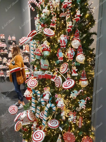 Vánoční ozdoby na stromeček ve tvaru lízátek ověšené a vpichované do vánočního stromku