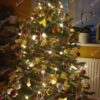 Umělý vánoční stromek 3D Smrk Exkluzivní 150cm je vyzdoben červenými a zlatými ozdobami.