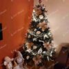 Umělý vánoční stromek FULL 3D Smrk Alpský 180cm je moderně vyzdoben světle růžovými vánočními růžemi.