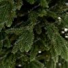 Detailní fotka větviček vánočního stromku s 3D jehličím. Jehličí je k nerozeznání od reálného v přírodě.